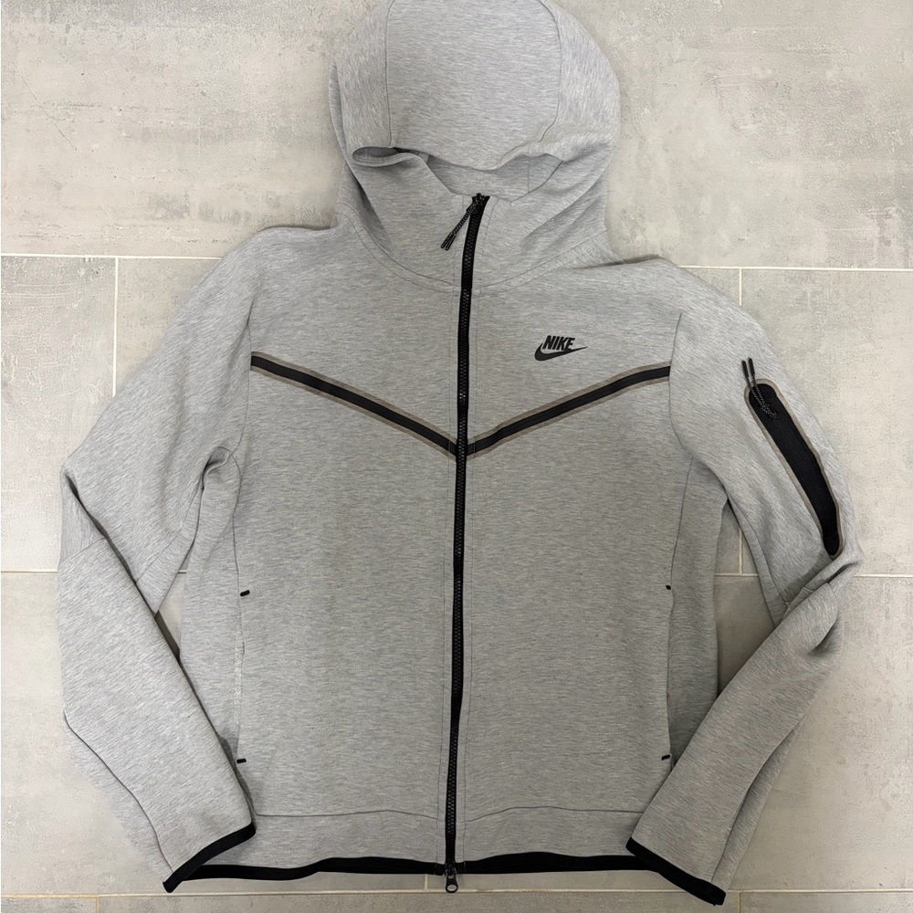 Nike Light Gray Full-Zip Hoodie with Black Details